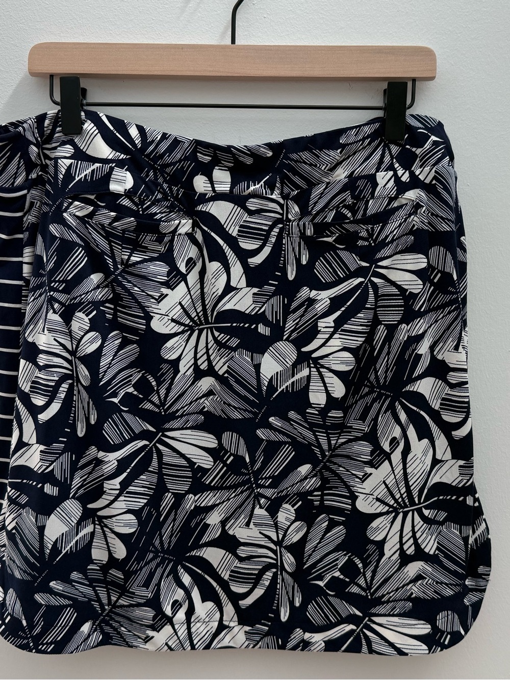 Chico's - Weekends Navy and White Tropical Print Pull-on Skort, Size L - Picture 2 of 6